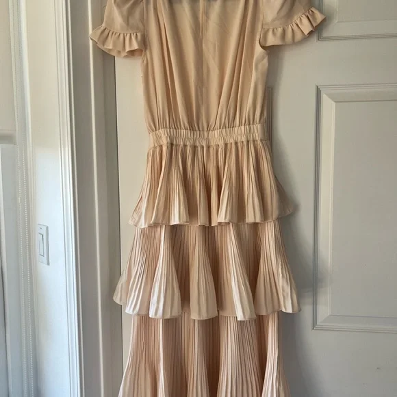 Chic Cream Tiered Long Sleeve Dress - Picture 2 of 4